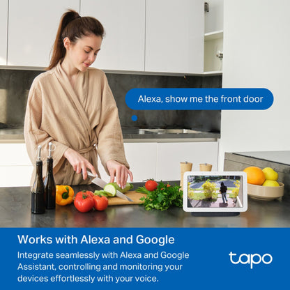 Tapo D210 videodørklokke viser 2K optagelse på smart display, kompatibel med Alexa og Google, tekst: "Alexa, vis mig hoveddøren.