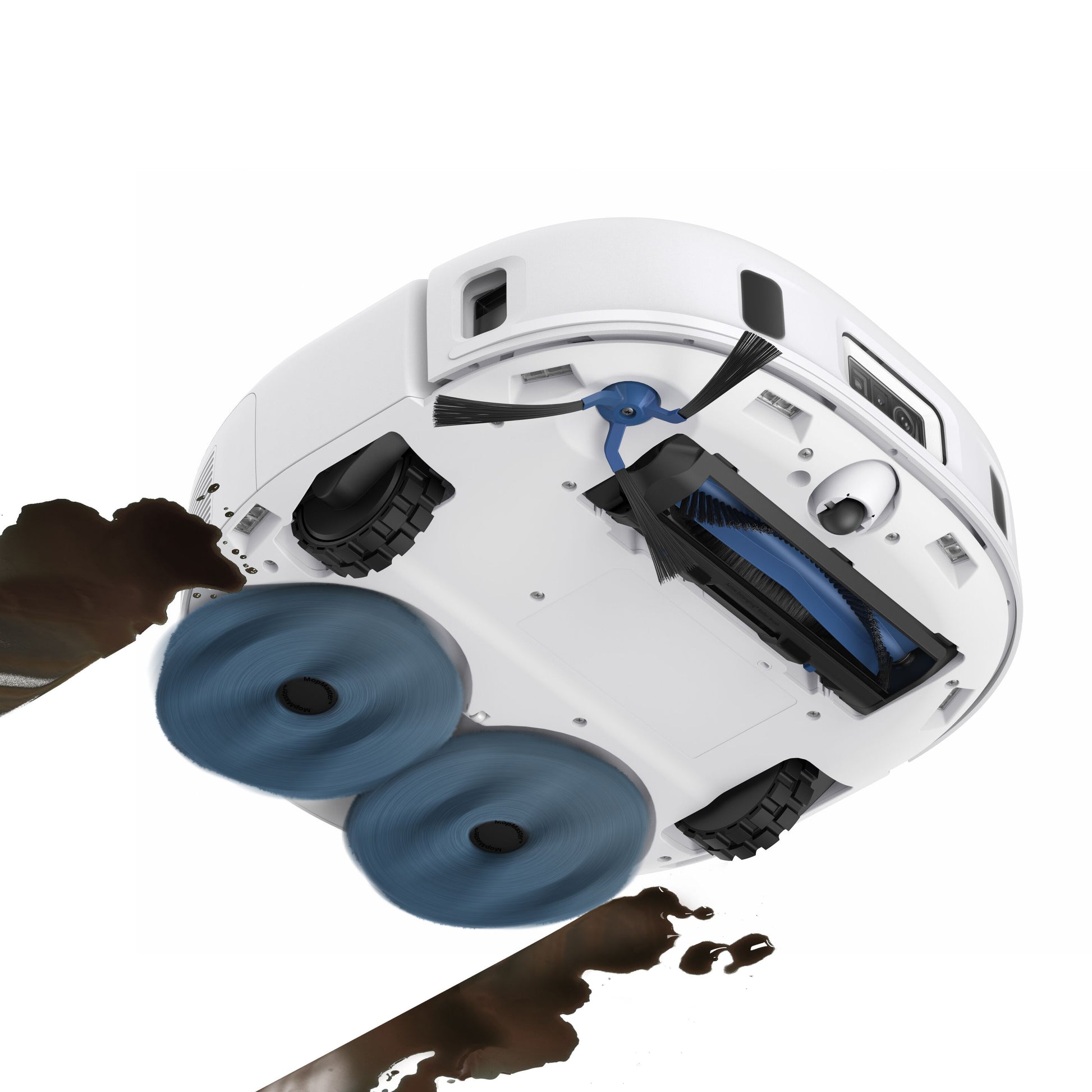 Eufy X10 Pro Omni robotstøvsuger underside med to blå roterende puder, børste og sorte hjul på hvidt gulv med mudrede pletter.