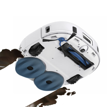 Eufy X10 Pro Omni robotstøvsuger underside med to blå roterende puder, børste og sorte hjul på hvidt gulv med mudrede pletter.