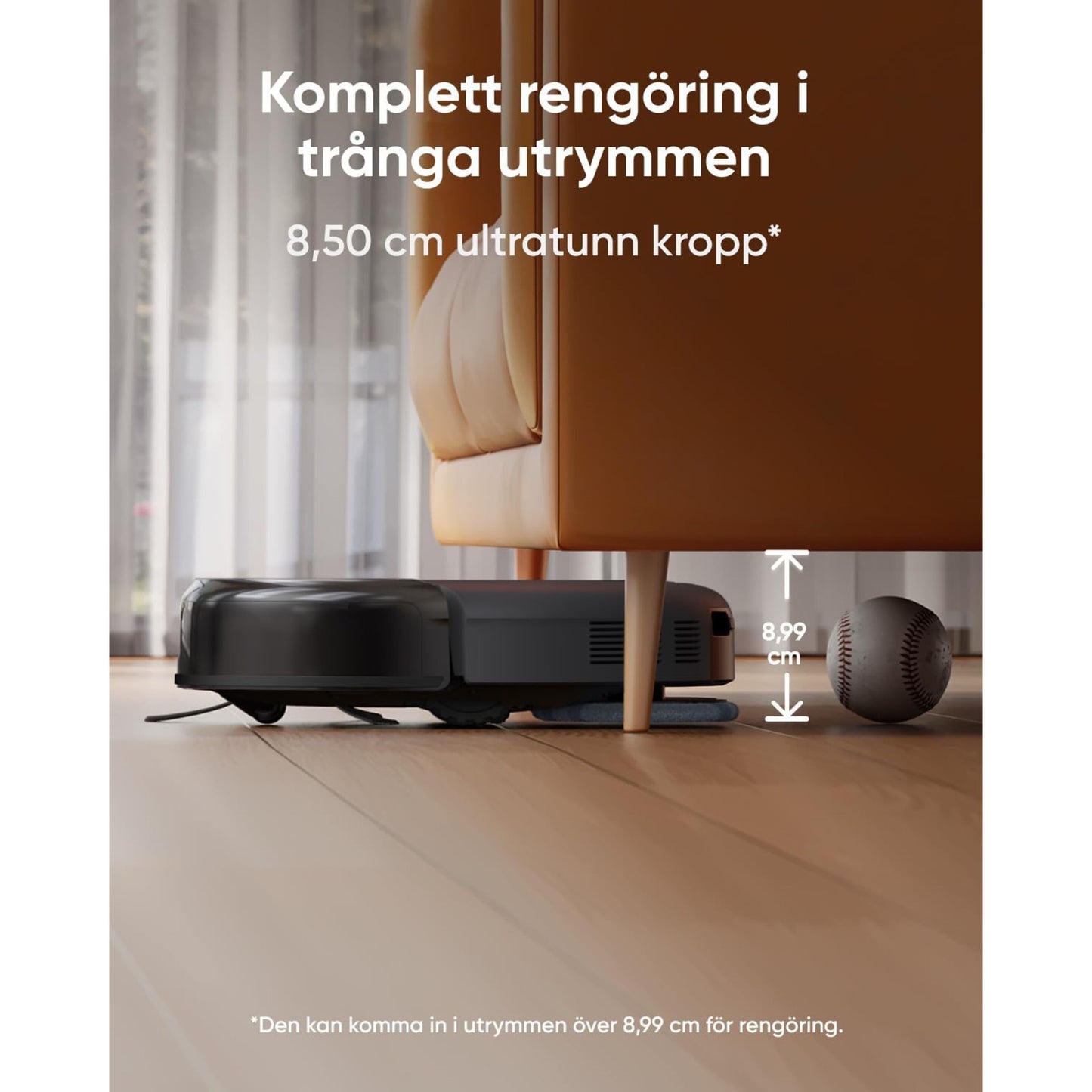 Eufy Omni C20 robotstøvsuger under orange sofa, baseball på trægulv, svensk tekst viser 8,5 cm ultratyndt design.