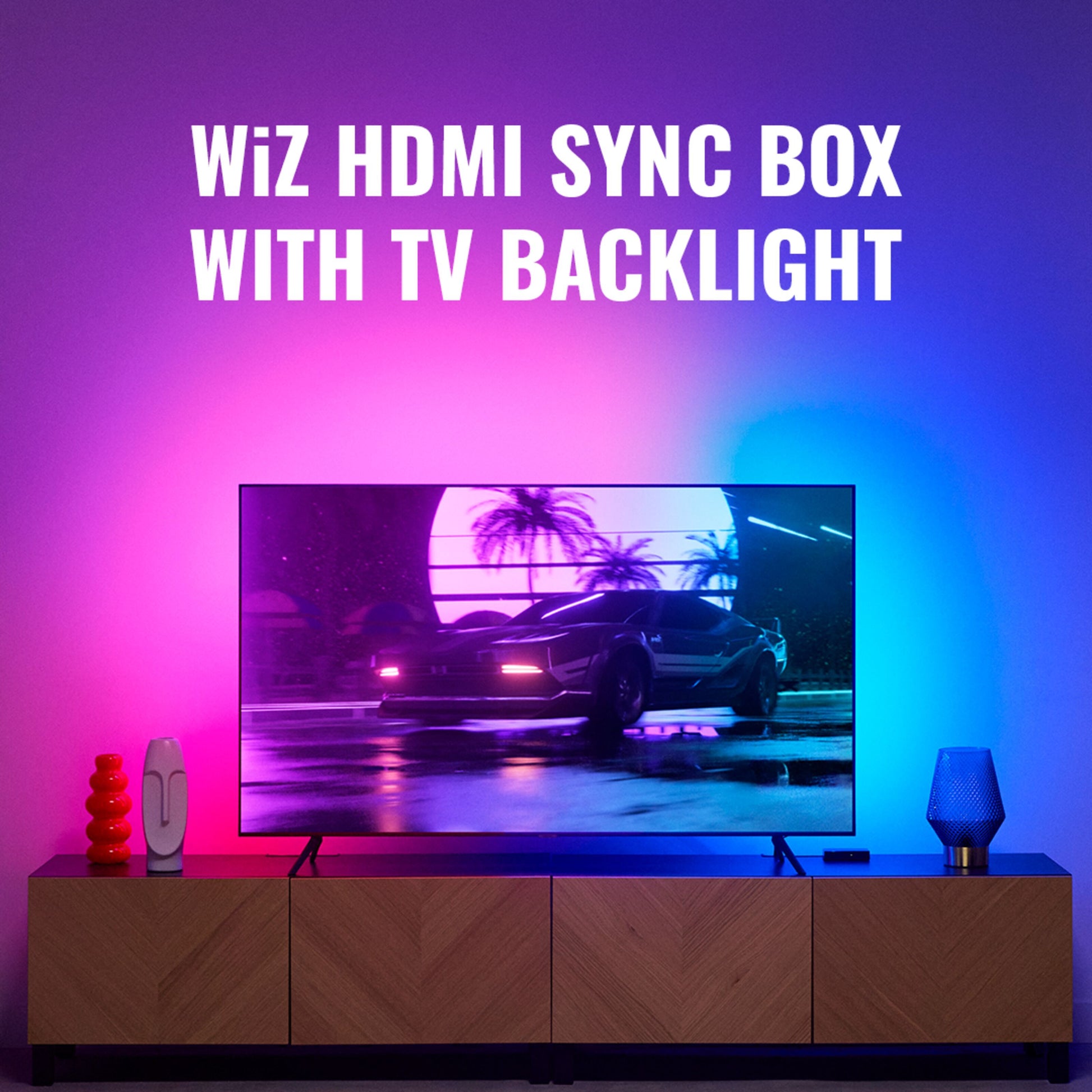 TV med RGBIC-lysteknologi, pink-blå stemningsbelysning, tekst: WiZ Sync box startpakke 75"-85.