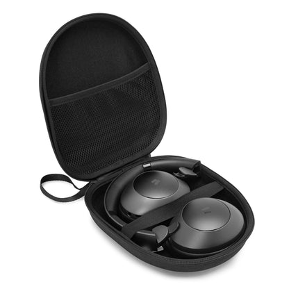 Sort over-ear hovedtelefoner i hardcase høretelefonetui med indvendig netlomme.