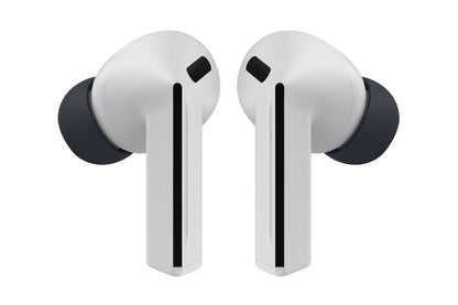 Samsung Galaxy Buds3 FE trådløse øretelefoner grå med silikone ørepropper og aktiv støjreduktion forfra.