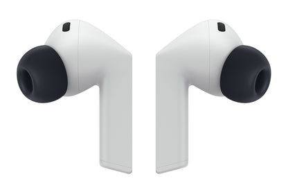 Samsung Galaxy Buds3 FE trådløse øretelefoner, grå med sorte ørepropper, vendt mod hinanden, aktiv støjreduktion.