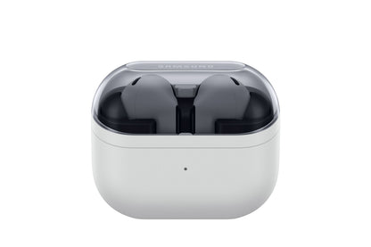 Samsung Galaxy Buds3 FE grå trådløse øretelefoner med aktiv støjreduktion i åben hvid opladeetui med transparent låg, frontview.