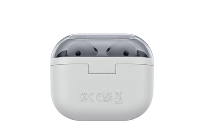 Samsung Galaxy Buds3 FE trådløse øretelefoner grå i hvid ladeetui med transparent låg og synlige mærkninger bagpå.
