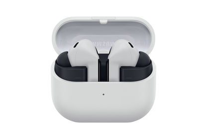 Samsung Galaxy Buds3 FE trådløse øretelefoner grå, forfra i åbent hvidt opladeetui.