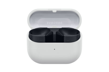 Samsung Galaxy Buds3 FE trådløse øretelefoner grå i åben hvid opladeetui med SAMSUNG-logo i låget.