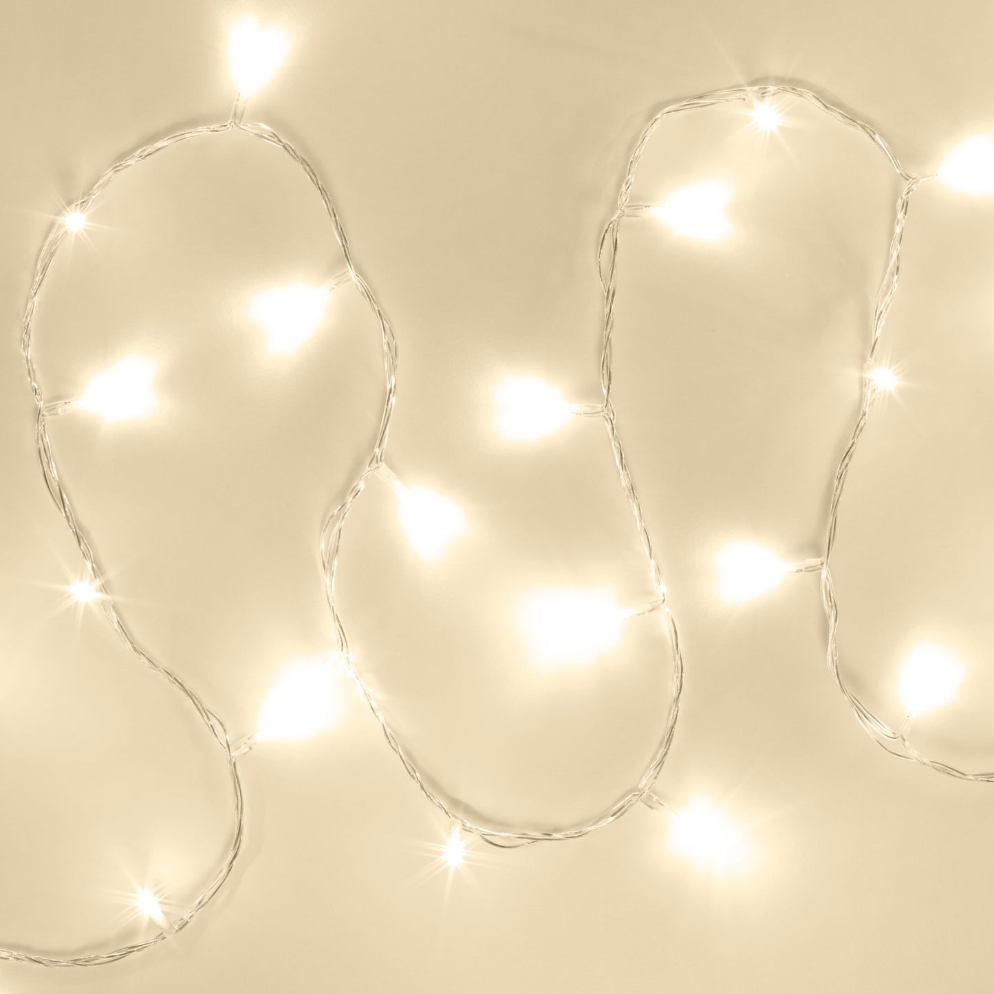 Lyskæde 240 LED 18m klar i bløde løkker, synlige pærer og ledning, model uden logo eller synlig emballage.