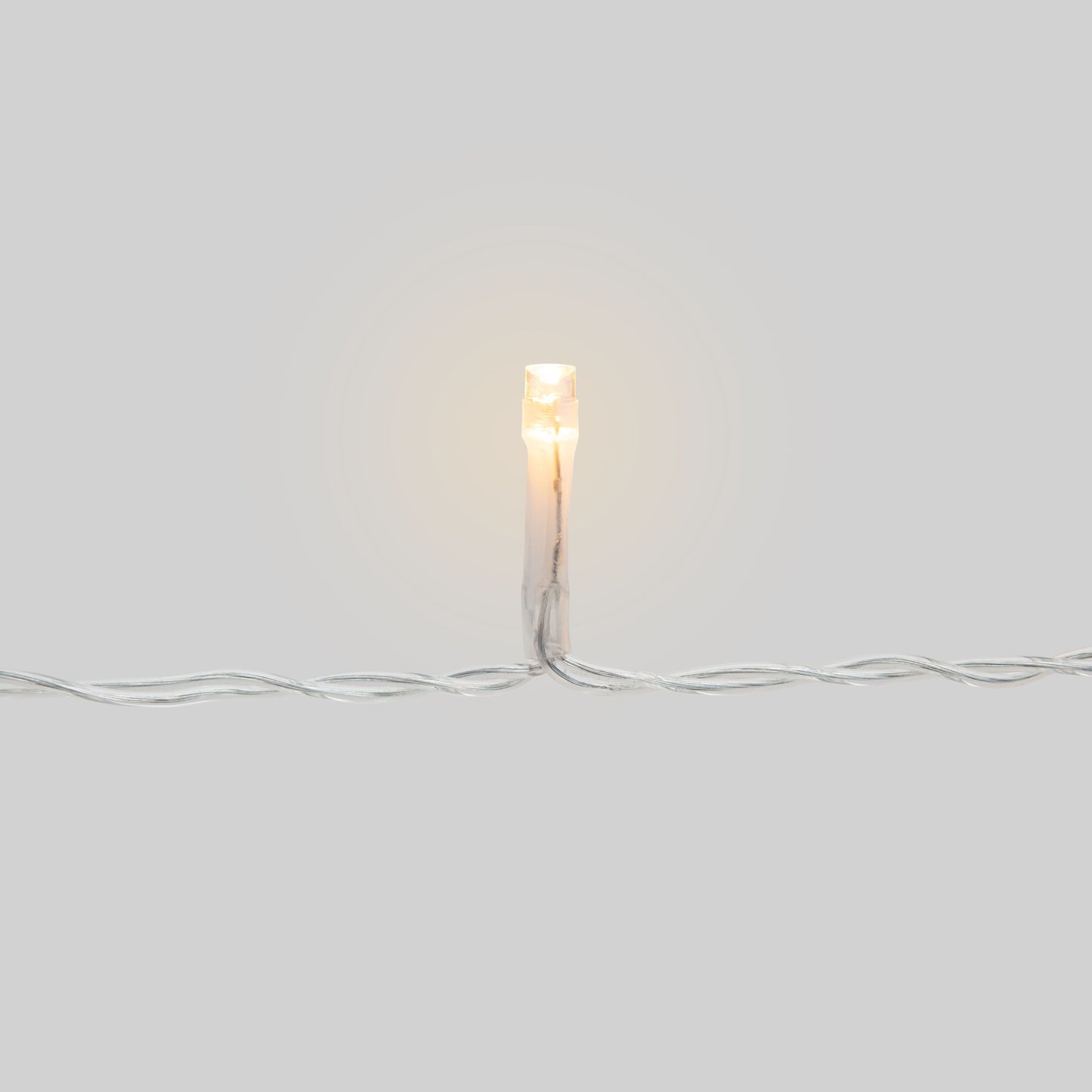 AV-Cables.dk Lyskæde 700 LED 14 m klar, vandret ledning mod lysegrå baggrund.