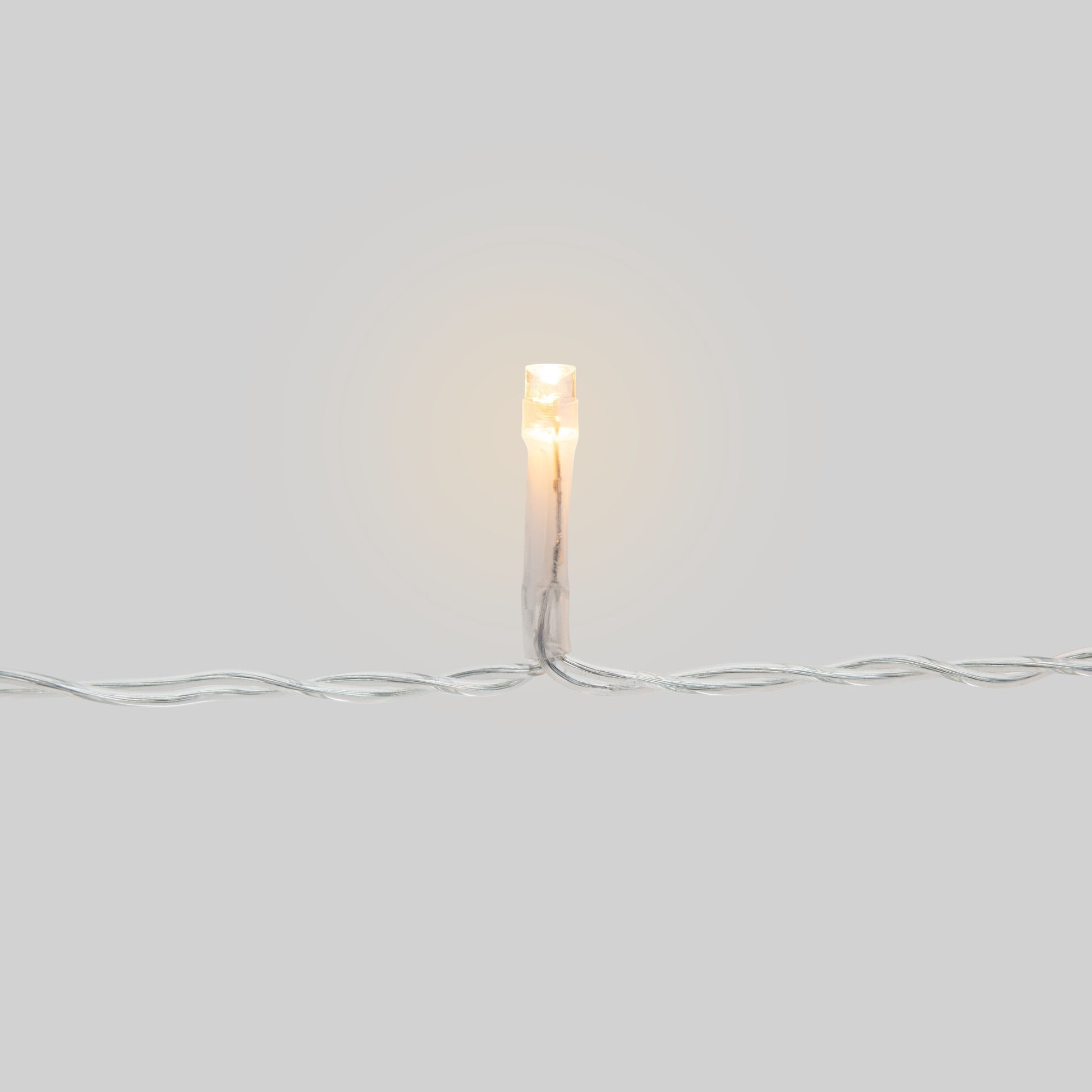AV-Cables.dk Lyskæde 700 LED 14 m klar, vandret ledning mod lysegrå baggrund.