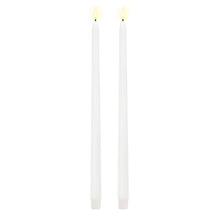 LED Kronlys 2-pak hvide batteridrevne stearinlys med flimrende flammeeffekt, til lys står side om side.