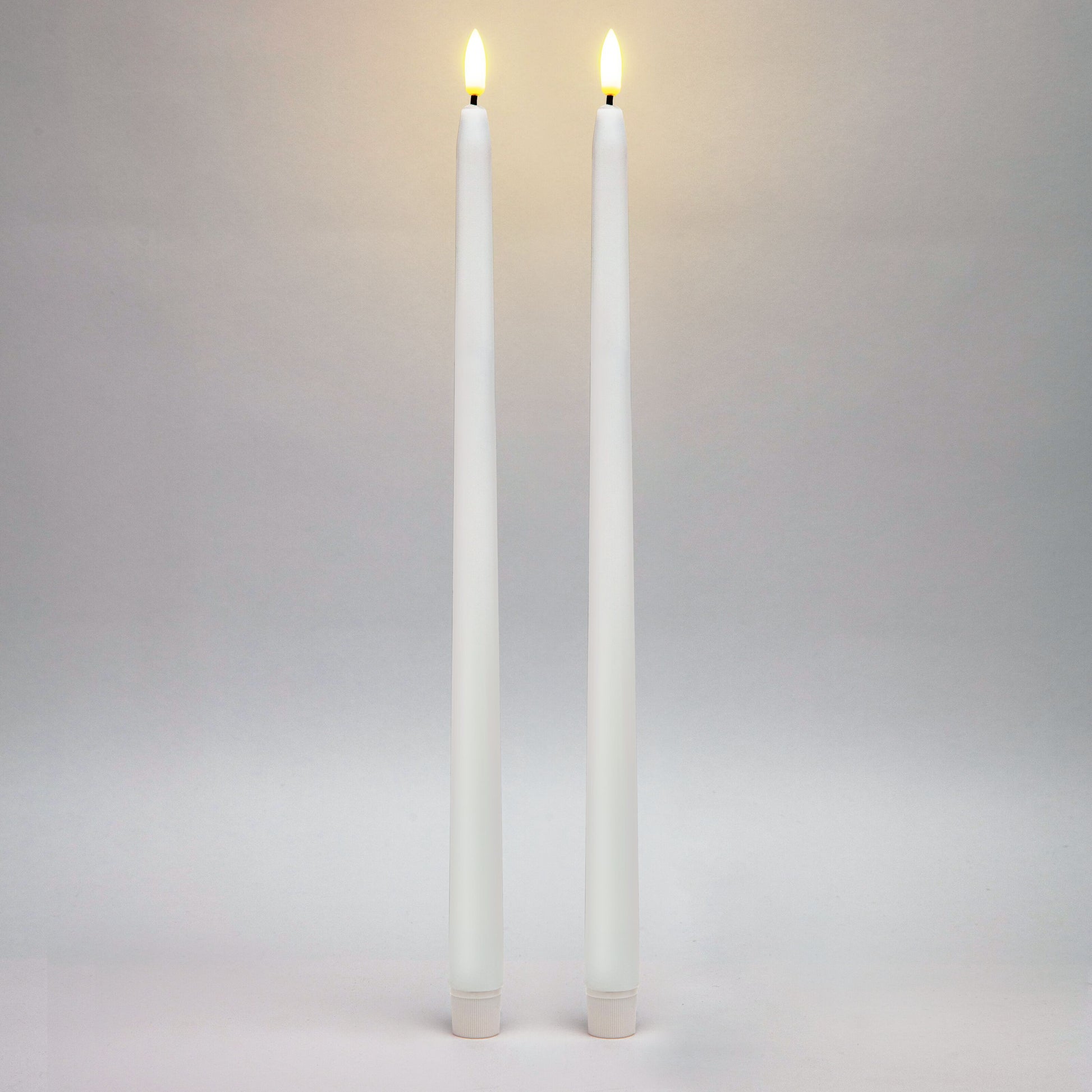 LED kronlys 2-pak, hvid, høj model med blid flammeeffekt.