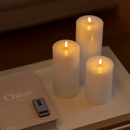 LED Bloklys 3-pak på bakke ved siden af bogen "Chloé Catwalk" og fjernbetjening.