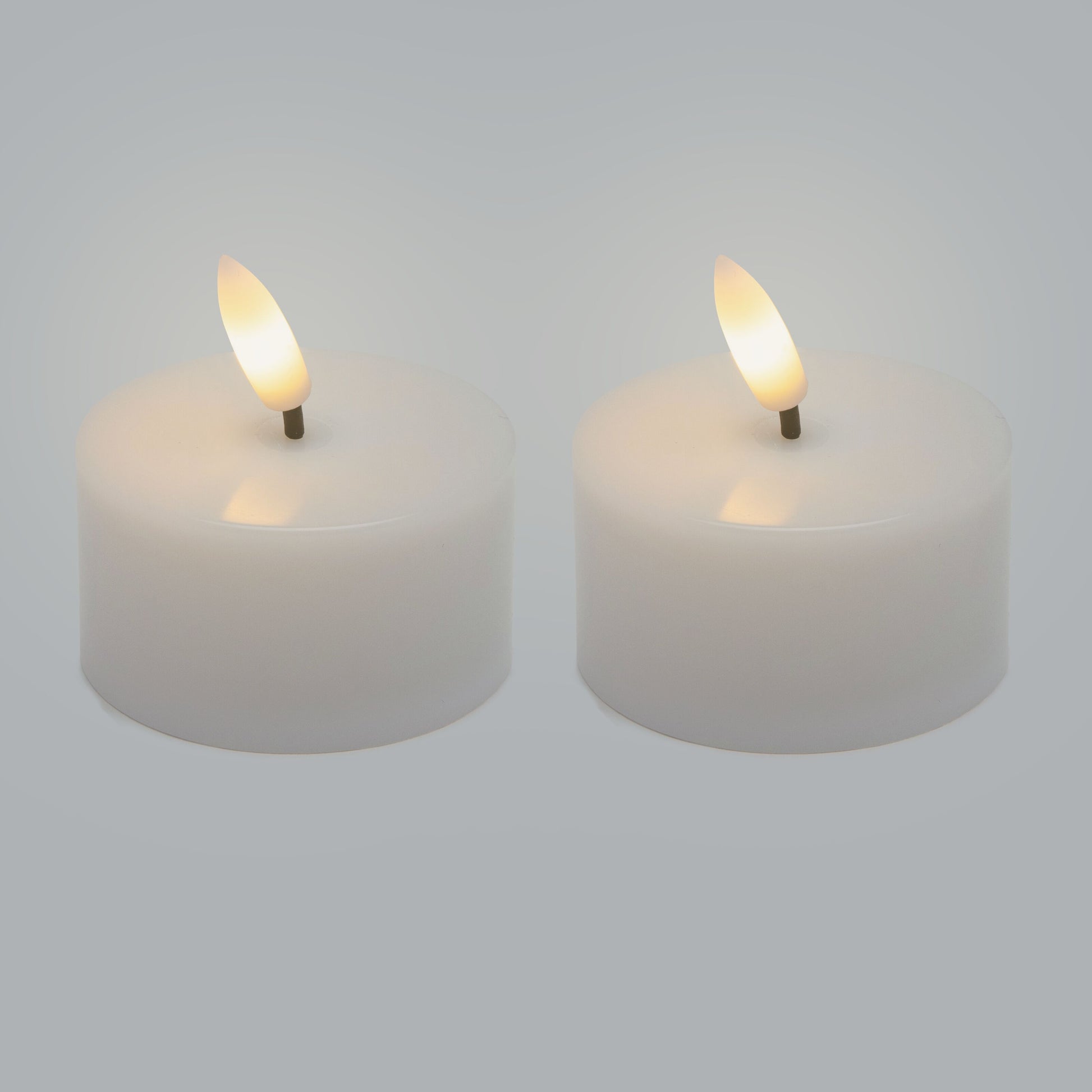 LED varmelys stor 2-pak hvide, flammespids LED, inkl. fjernbetjening og timer, placeret ved siden af hinanden.