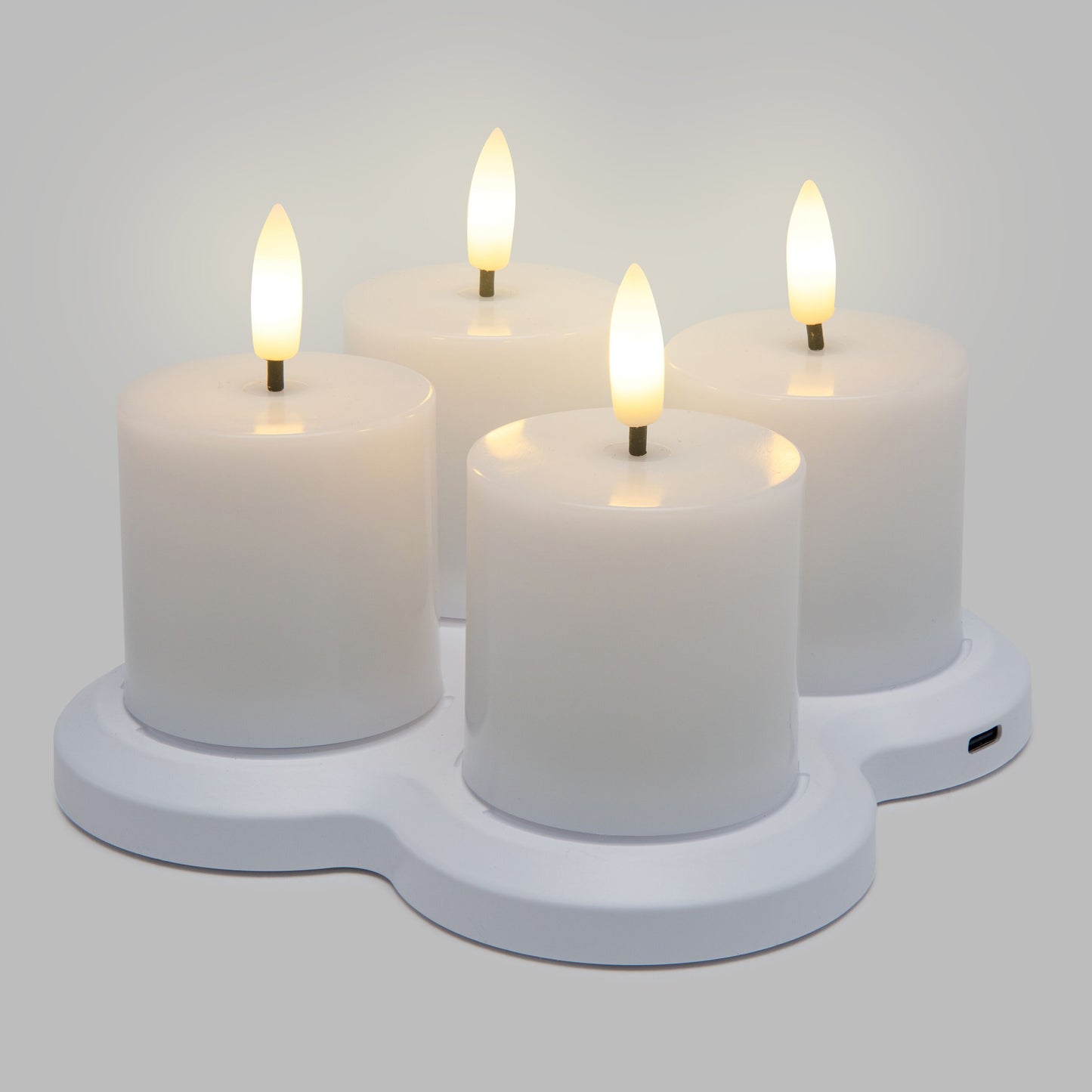 LED Varmelys genopladelige 4-pak, fire flammeløse bloklys med realistisk lys på hvid USB-C opladningsbase.