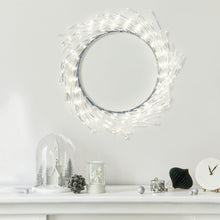 Lyskæde Ring 936 LED Ø50 cm sølv monteret over pejs, synlig med vinterpynt, glaskupler, grankogle og lille ur.