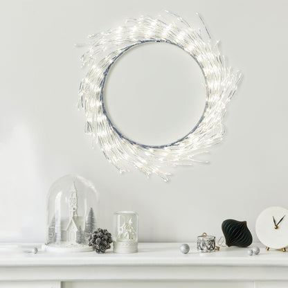 Lyskæde Ring 936 LED Ø50 cm sølv monteret over pejs, synlig med vinterpynt, glaskupler, grankogle og lille ur.
