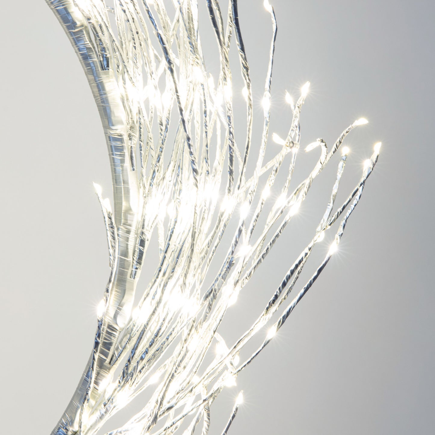 Lyskæde Ring 936 LED Ø50 cm sølv, nære grene omviklet med LED-lys, fremhæver blank overflade.
