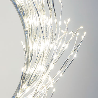 Lyskæde Ring 936 LED Ø50 cm sølv, nære grene omviklet med LED-lys, fremhæver blank overflade.