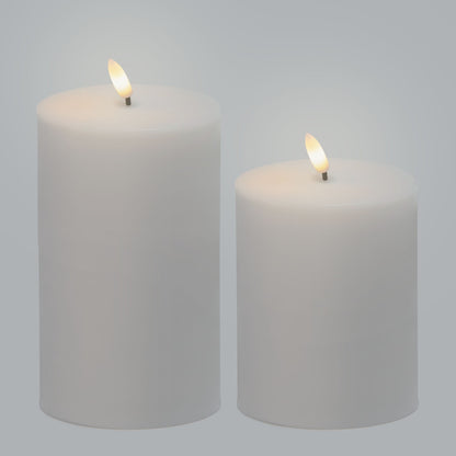 LED bloklys udendørs 2-pak, hvide, tændte, til forskellige højder, placeret ved siden af hinanden.