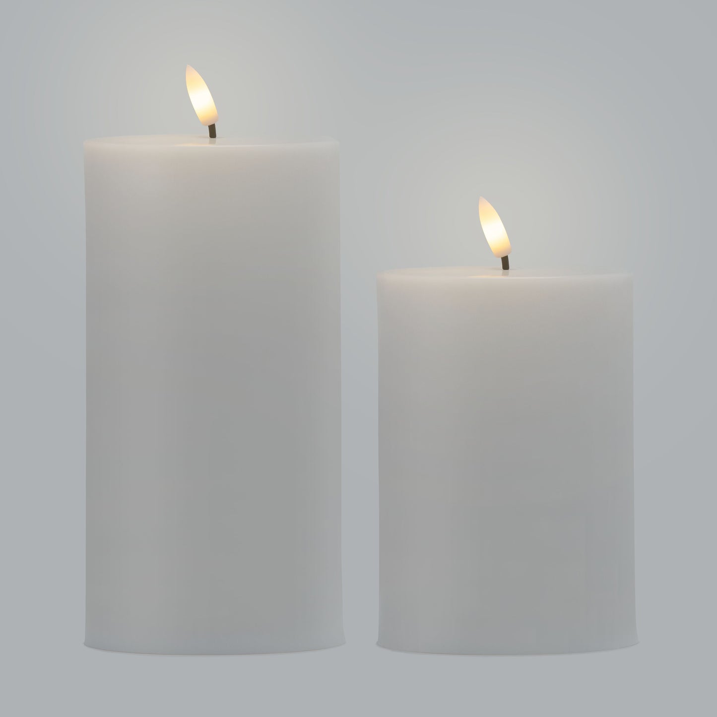 LED Bloklys udendørs 2-pak, hvid, gul-orange flamme, fjernbetjening og timerfunktion, side om side.