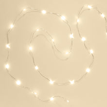 Lyskæde Micro 40 LED 1,95m sølv med timerfunktion ses i løs bølgeform, lyser med varm hvid farve.