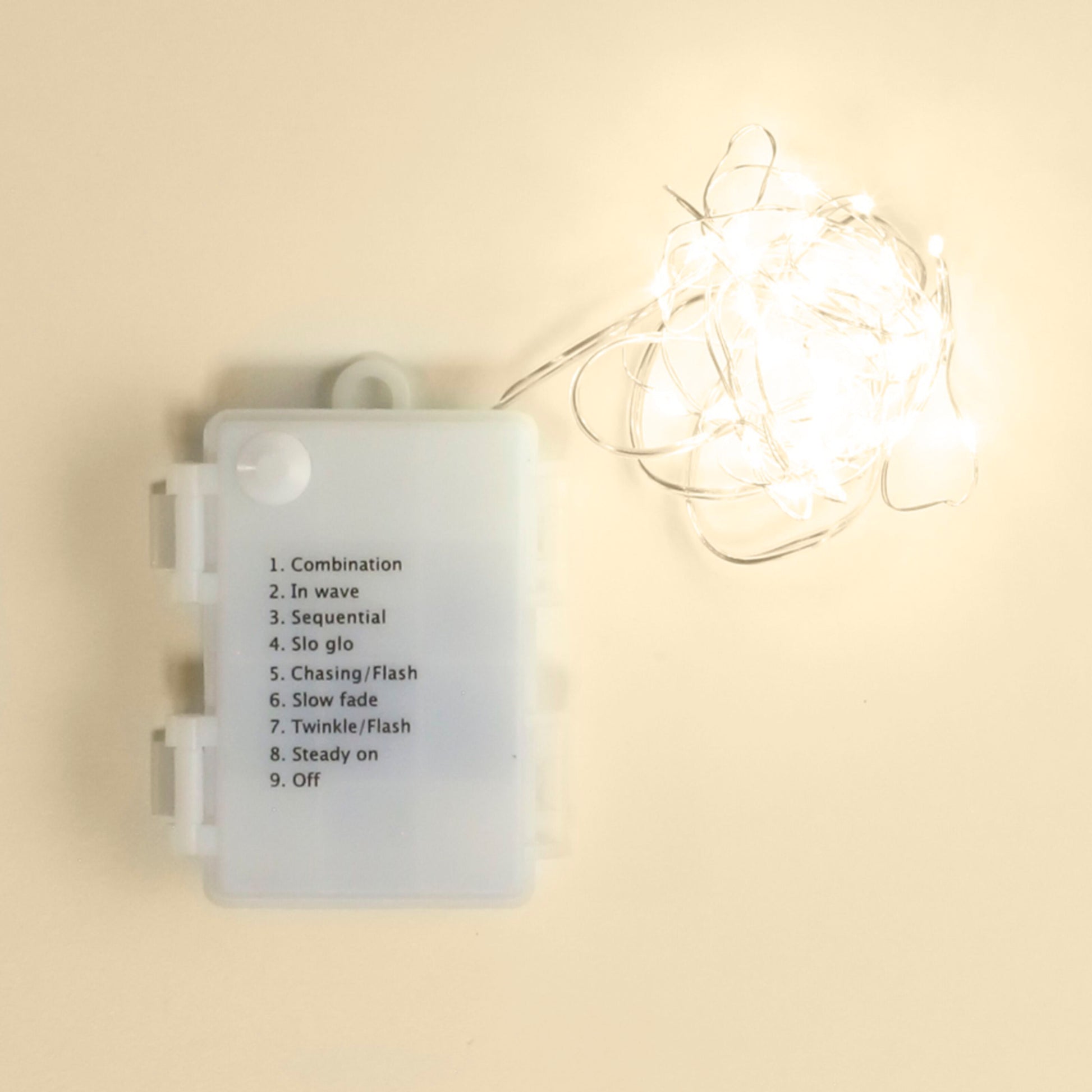 Lyskæde Micro 40 LED 1,95m sølv med timerfunktion og hvid kontrolboks med nummereret tilstandsliste vises.
