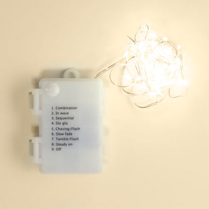 Lyskæde Micro 40 LED 1,95m sølv med timerfunktion og hvid kontrolboks med nummereret tilstandsliste vises.