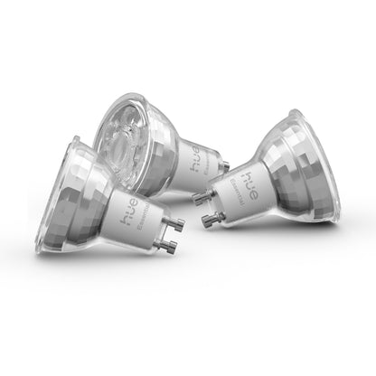 Philips Hue Essential Smart LED-pære GU10 345 lm 3-pak, to liggende og en oprejst med synlige metalliske stik.