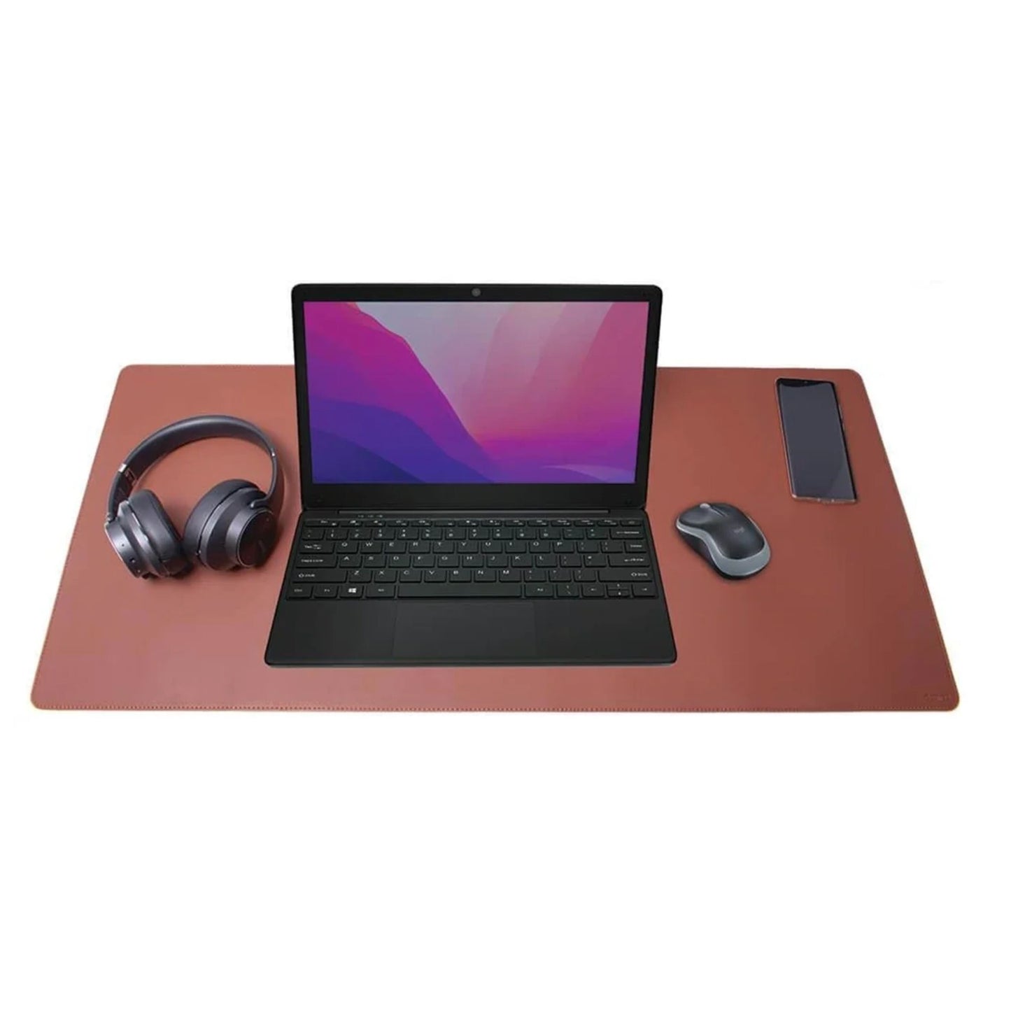 Desire2 skrivebordsmåtte vegansk læder 900x400 mm brun med laptop, trådløs mus, over-ear hovedtelefoner og smartphone ovenpå.