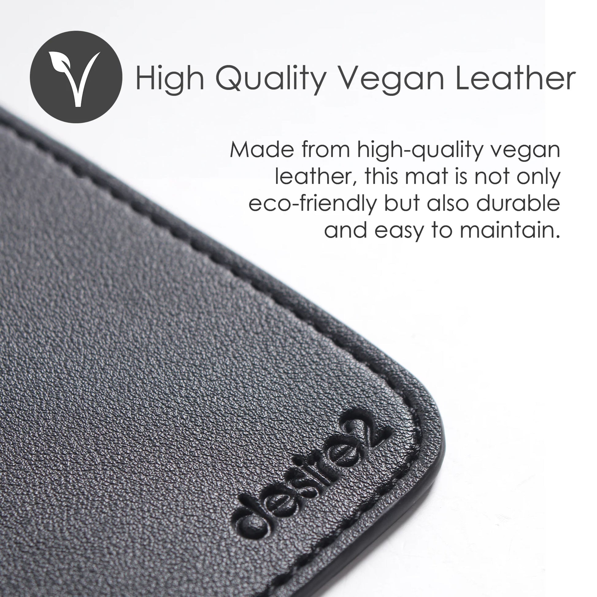 Desire2 skrivebordsmåtte vegansk læder 900x400 mm grå, synlige stikkanter, præget Desire2 logo, vegansk ikon.