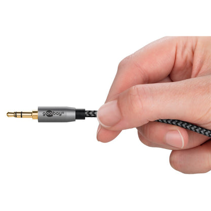 Goobay AUX-kabel 3,5 mm jack, 2 m, flettet sort/grå tekstil, guldbelagt stik med Goobay-logo.