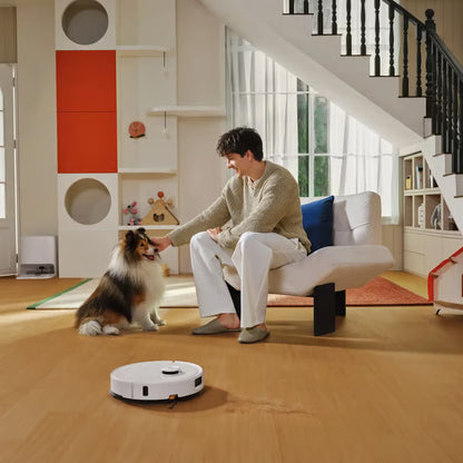Roborock Qrevo 2 Pro robotstøvsuger med moppefunktion, hvid, på trægulv i en lys stue med store vinduer og trapper.