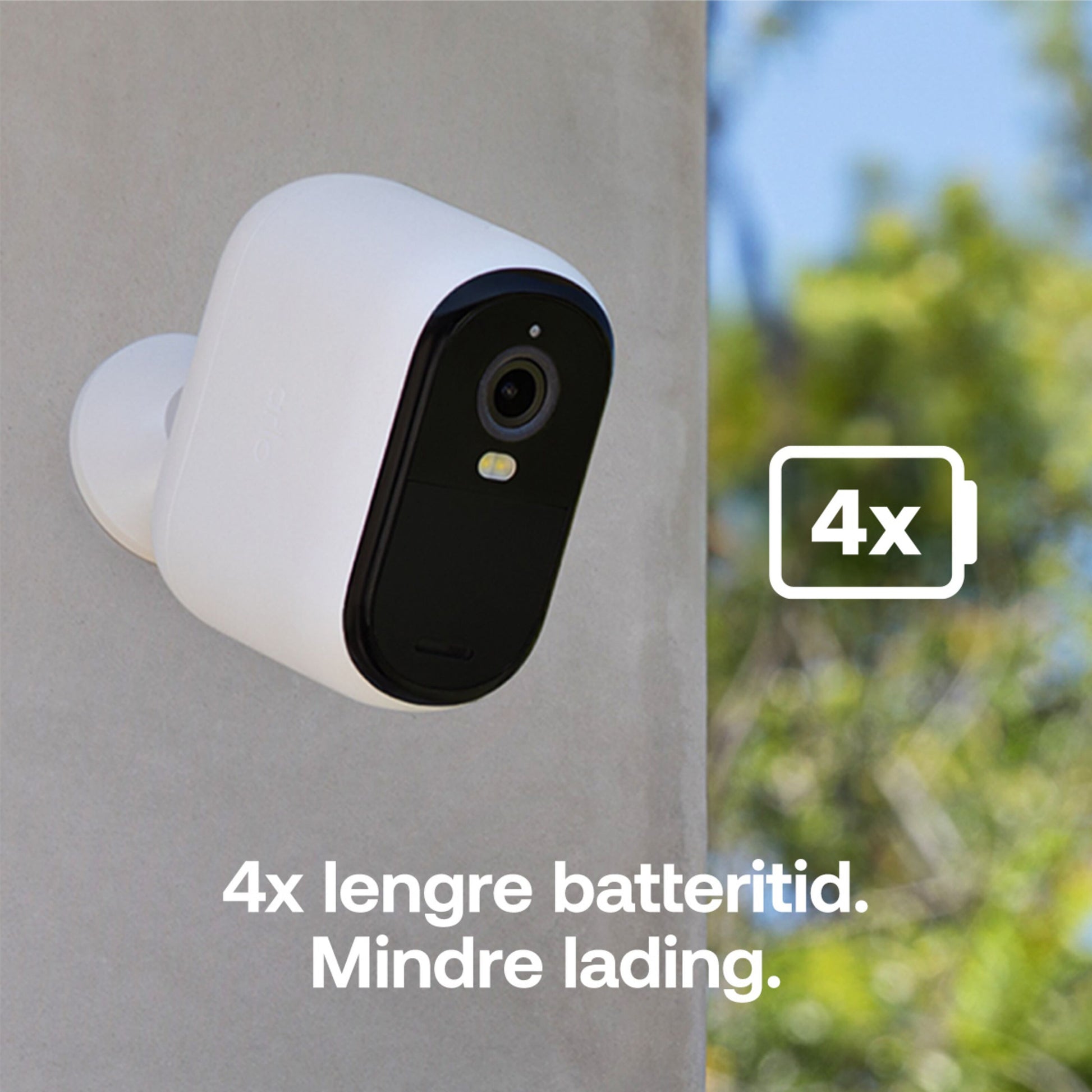 Arlo Essential 3 XL 2K trådløst overvågningskamera 2-pack monteret på væg, ikon med 4x batteritid og batterisymbol.