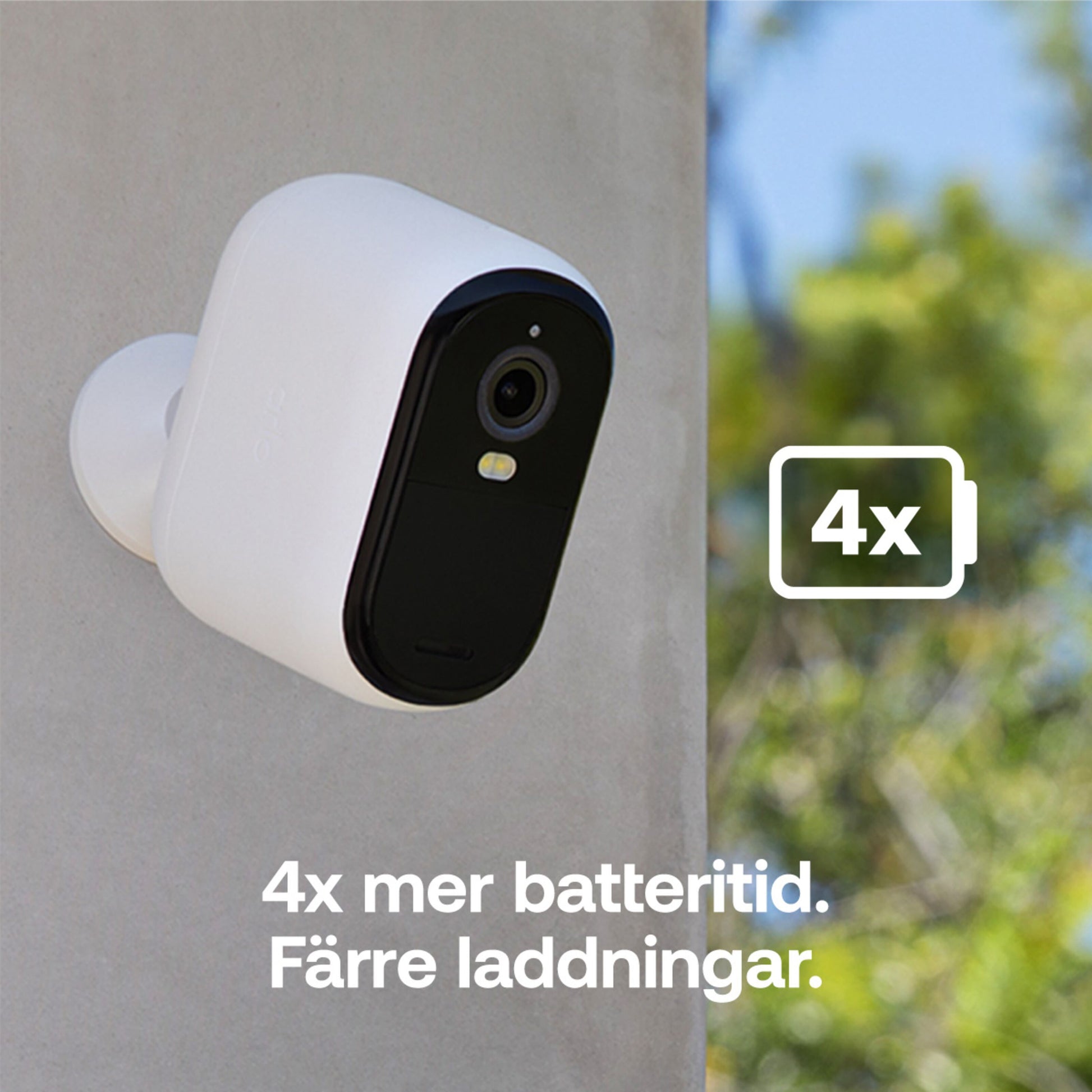 Arlo Essential 3 XL 2K trådløse overvågningskameraer 2-pack monteret ude, 4x batteriikon og svensk tekst om batteritid.