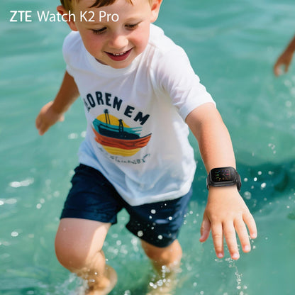 ZTE Watch K2 Pro smartur til børn i sort på håndled af dreng med hvid t-shirt med bådmotiv og navyblå shorts.