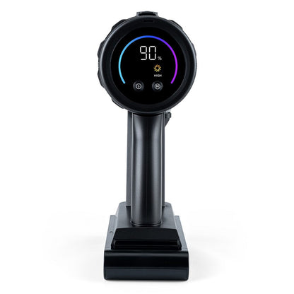Wilfa Innovac Modo skaftstøvsuger sort ladestation, rundt digitalt display med 90 og HIGH, touchknapper under skærmen.