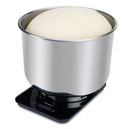 Wilfa Max køkkenvægt 10 kg med sort overflade og oplyst display, stor røreskål i rustfrit stål med hævet dej.