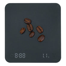 Wilfa Uni Mini kaffevægt mørk overflade, display viser 1,1 gram kaffe, strøm- og tare-knapper nederst.