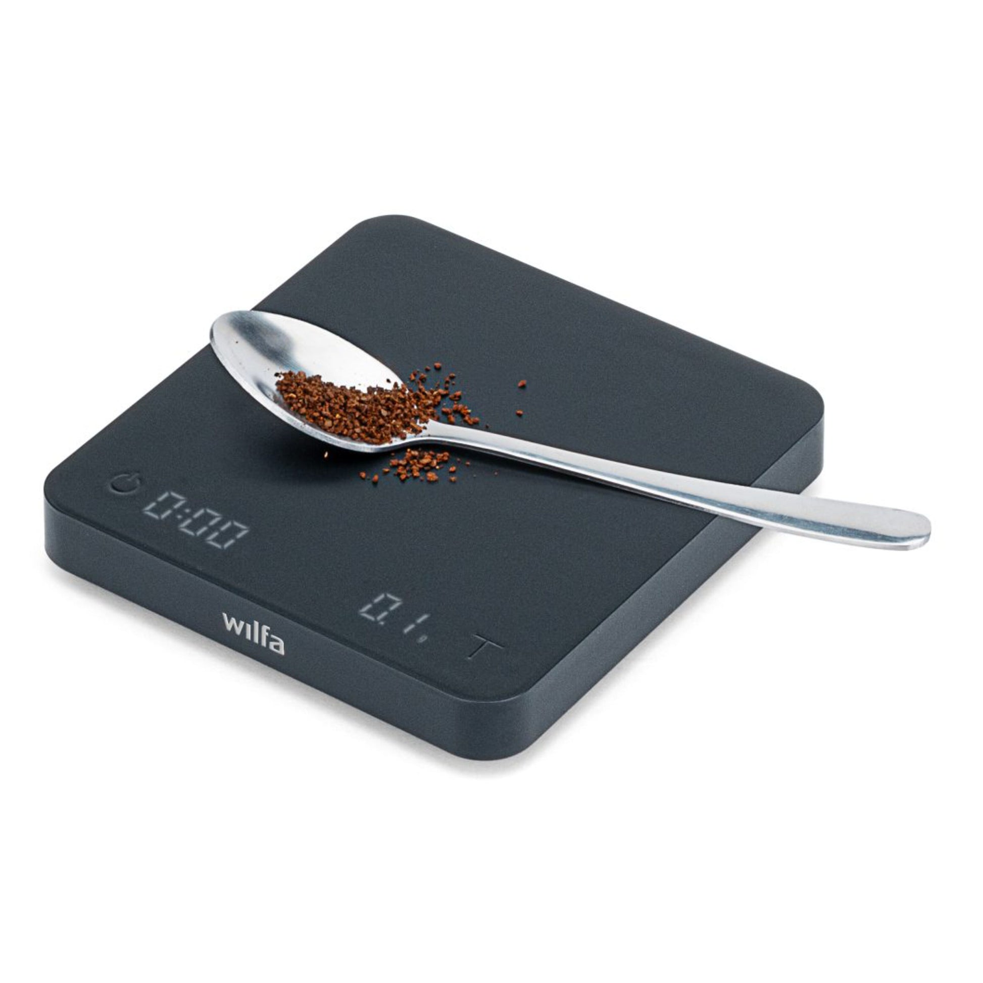 Wilfa Uni Mini kaffevægt sort, digitalt display, kompakt design, vises med en skefuld malet kaffe på vægten.