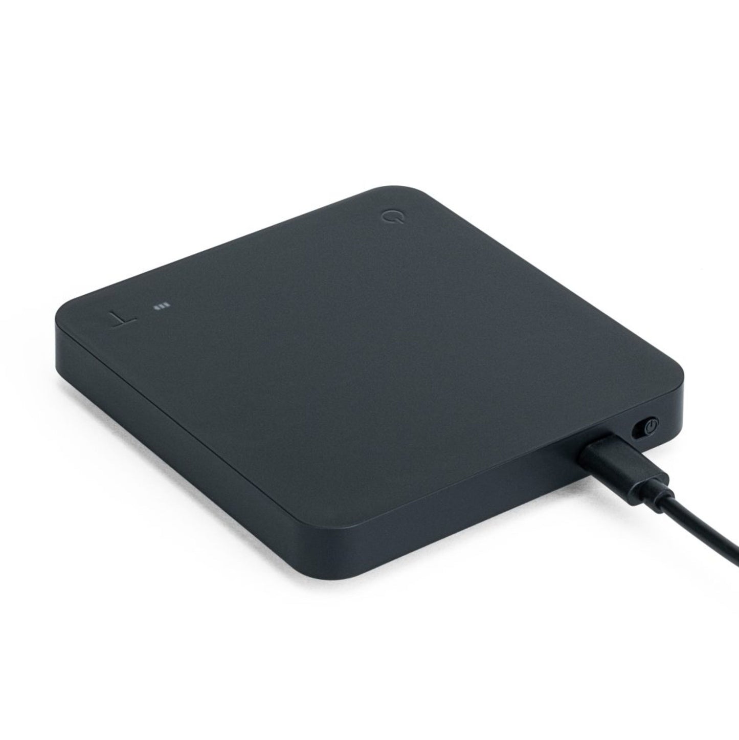 Wilfa Uni Mini kaffevægt mørkegrå med USB-C kabel tilsluttet i siden og synligt powerknap-ikon.