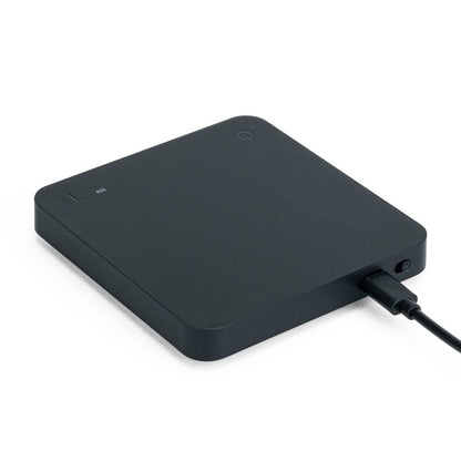 Wilfa Uni Mini kaffevægt mørkegrå med USB-C kabel tilsluttet i siden og synligt powerknap-ikon.