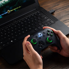 8Bitdo Ultimate 2C trådløs controller Transparent Sort bruges trådløst med laptop, spil synligt på skærmen.