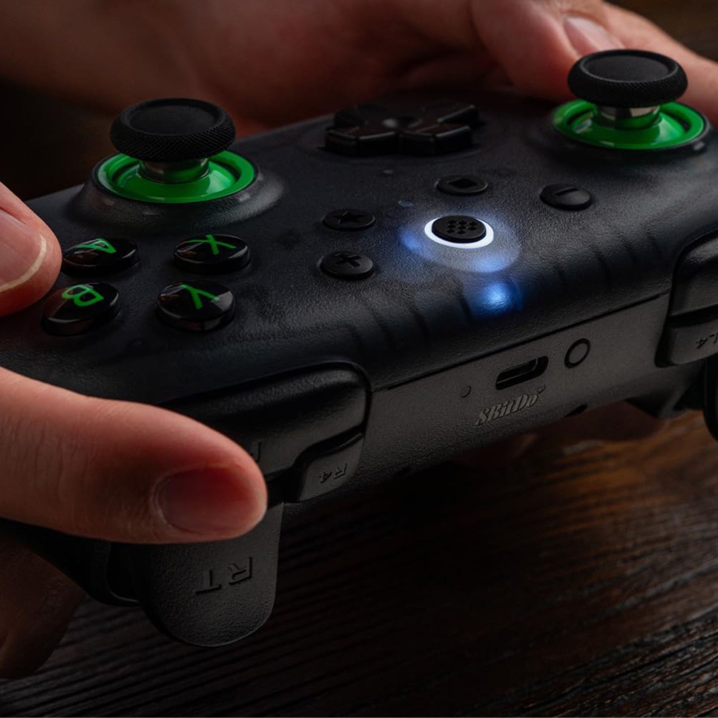 8Bitdo Ultimate 2C trådløs controller Transparent Sort med grønne thumbsticks og Hall Effect-teknologi, centrale LED-lys.