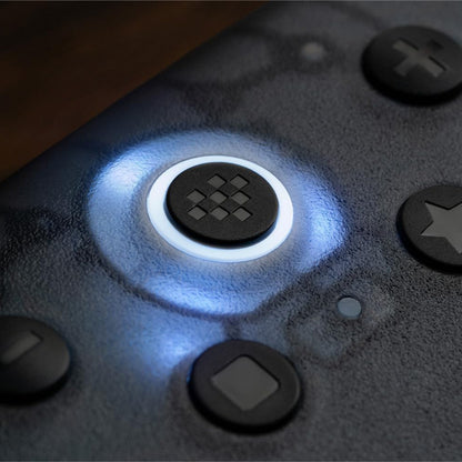 8Bitdo Ultimate 2C trådløs controller Transparent Sort, blå centerknap omgivet af sorte symbolknapper, Hall Effect-teknologi.