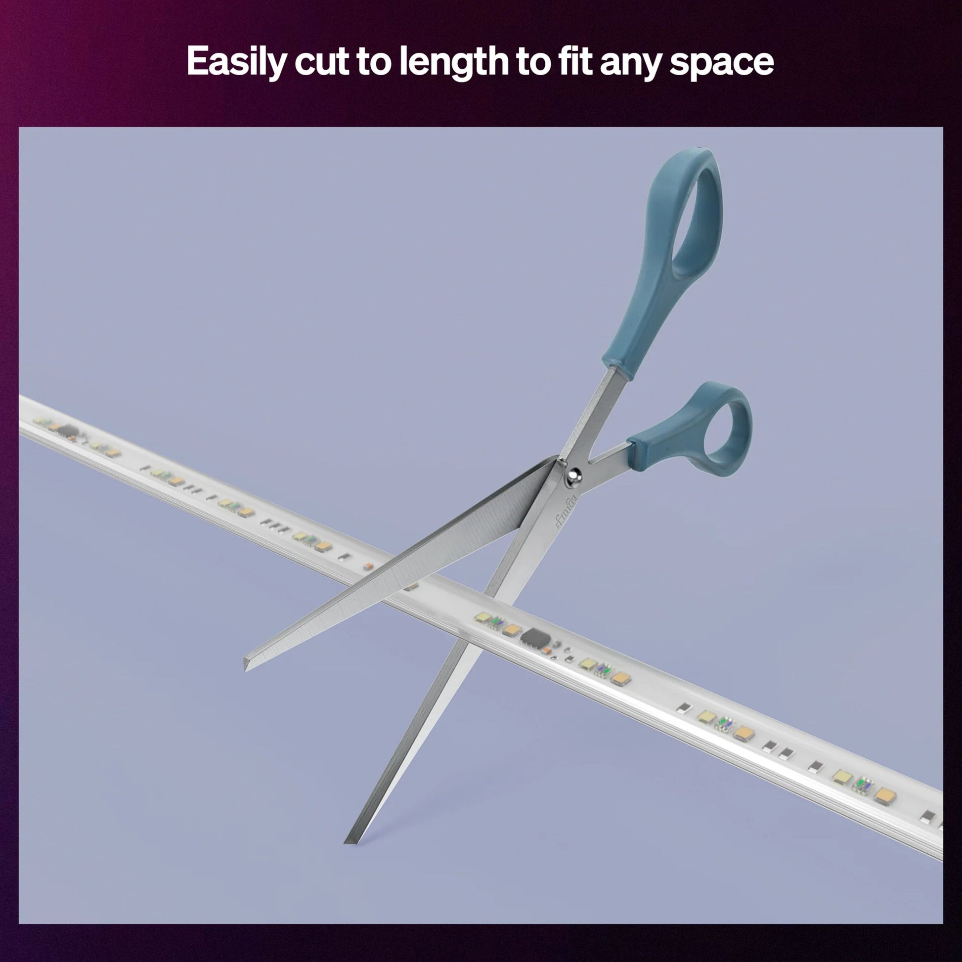 Philips Hue Essentiel LED-list 5 m klippes til længde, tekst 'Easy cut to length to fit any space' synlig over produktet.