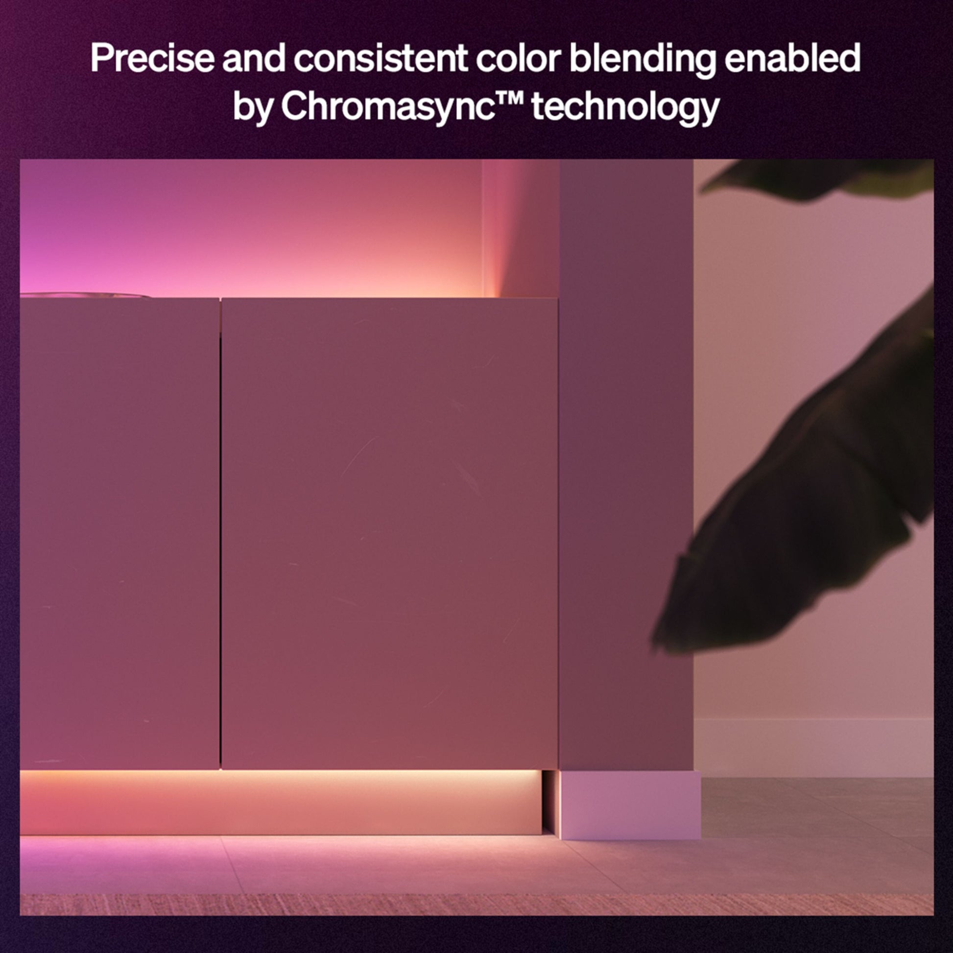 Philips Hue Flux LED-strip 3m RGBW med pink/orange lys under skabe, Chromasync teknologi nævnt i tekst.