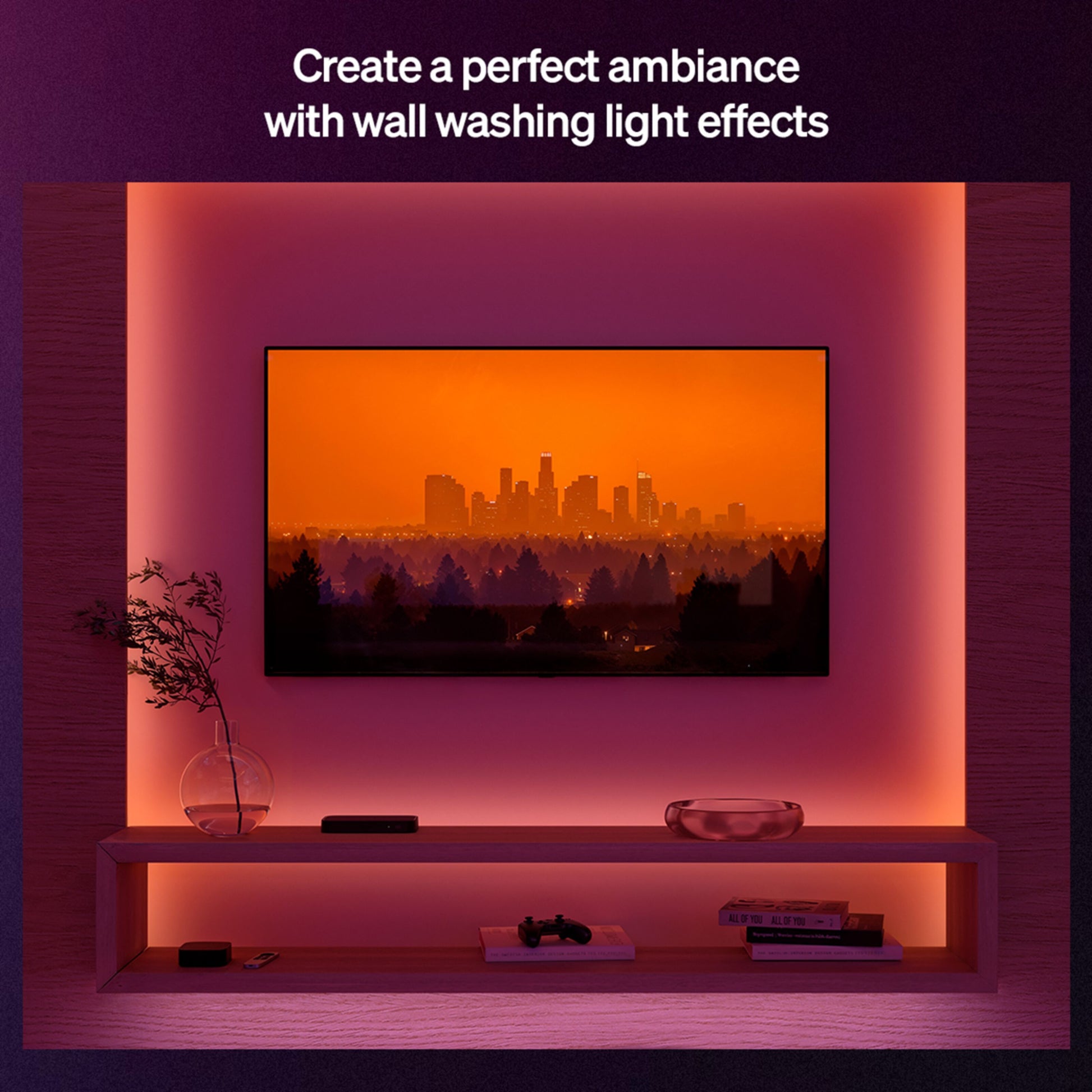 Philips Hue Flux LED-strip 4 m RGBW indirekte belysning, vægmontering, TV, spilcontroller og glasvase synlig.