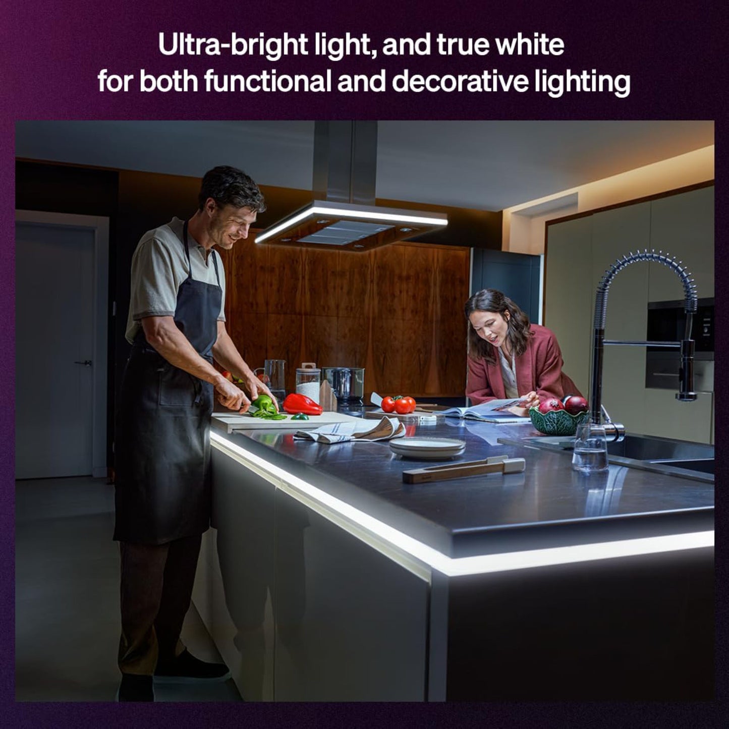 Philips Hue OmniGlow smart lysliste med fuld farveskala lyser køkkenø op med ultra-lys dæmpbar belysning.